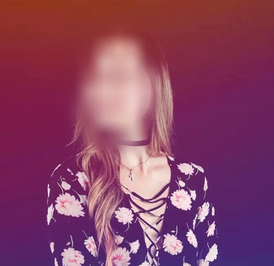 Laura, 24